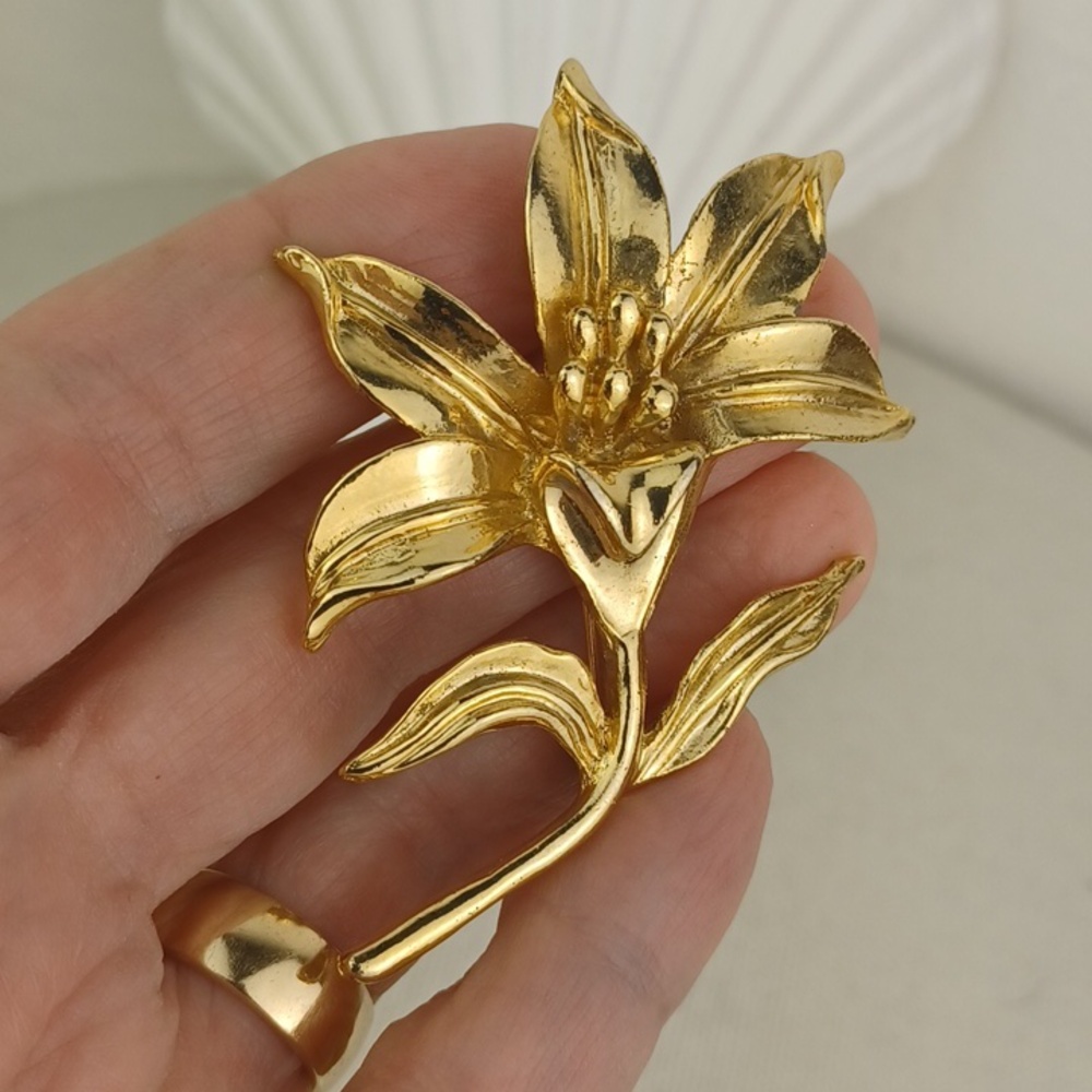 Vintage Very Gold Tone Highly Detailed Flower Brooch Pin - Picture 6 of 10